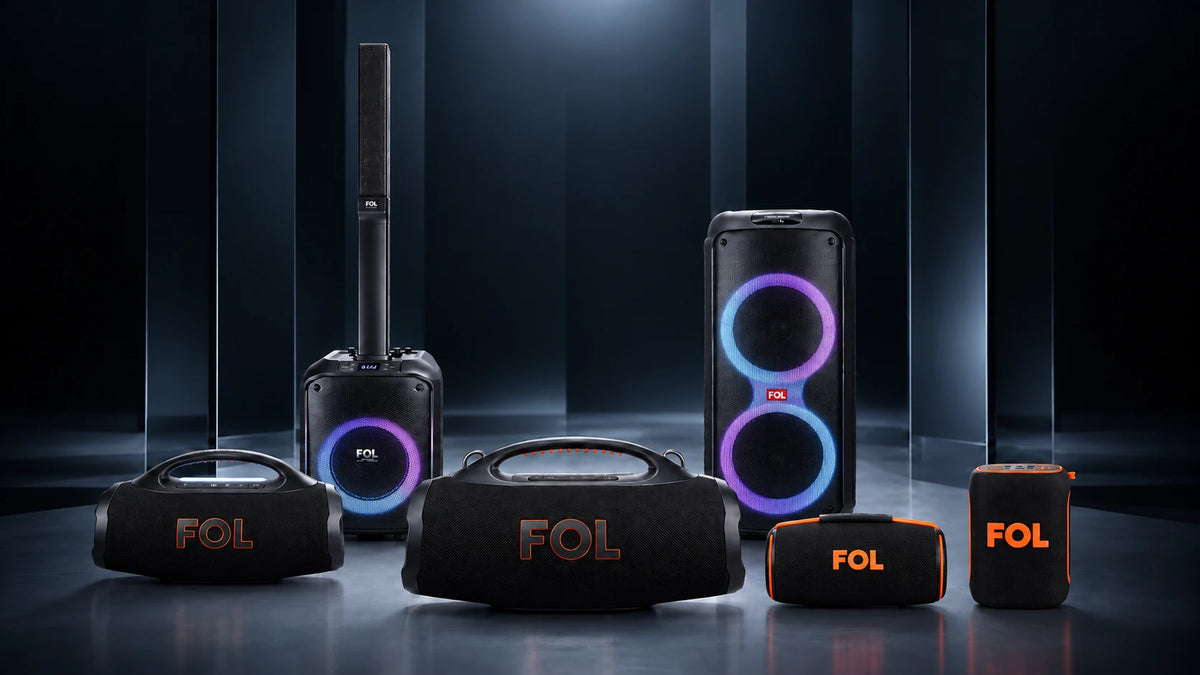 Seis parlantes FOL en un estudio oscuro de iluminación suave, con luces RGB discretas